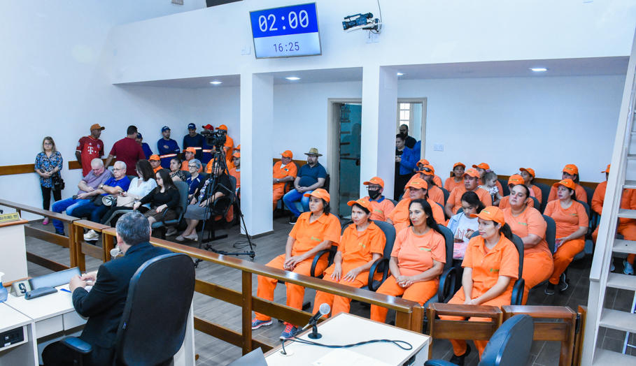 Garis santo-angelenses recebem homenagem especial do Legislativo