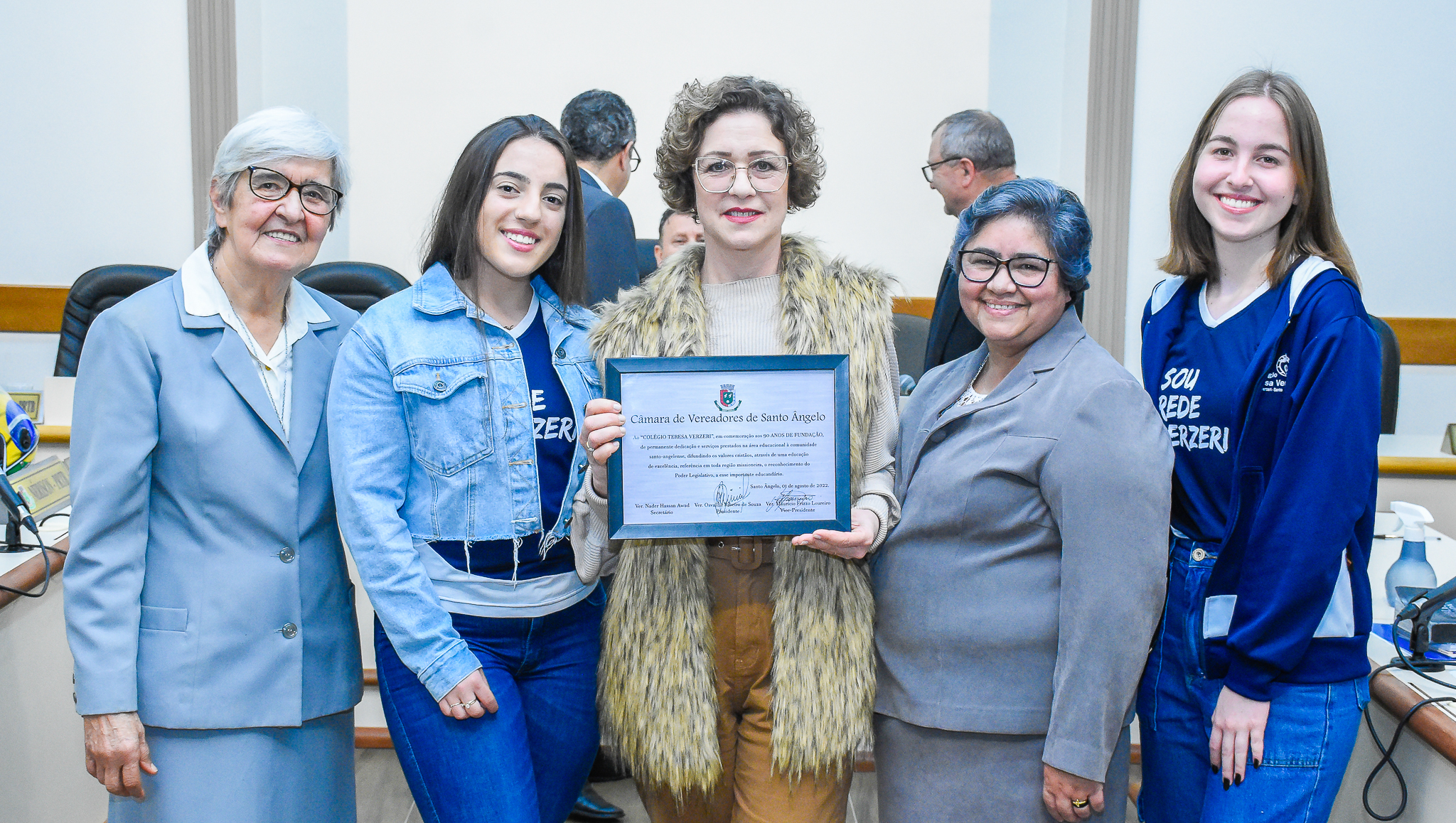Legislativo homenageia Colégio Teresa Verzeri pela passagem de seus 90 anos