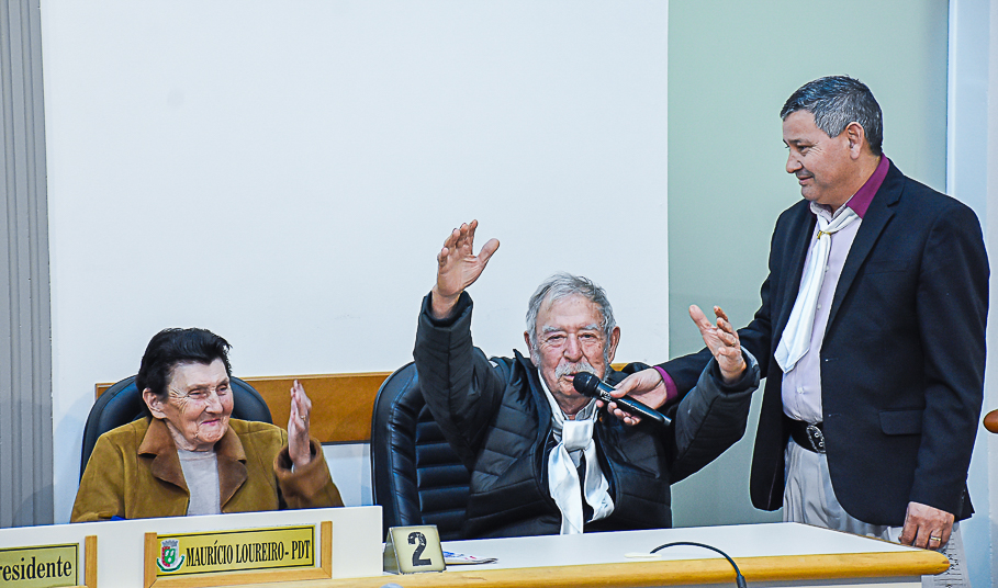 Músico Arnóbio Bilia recebe a Ordem da Cruz Missioneira
