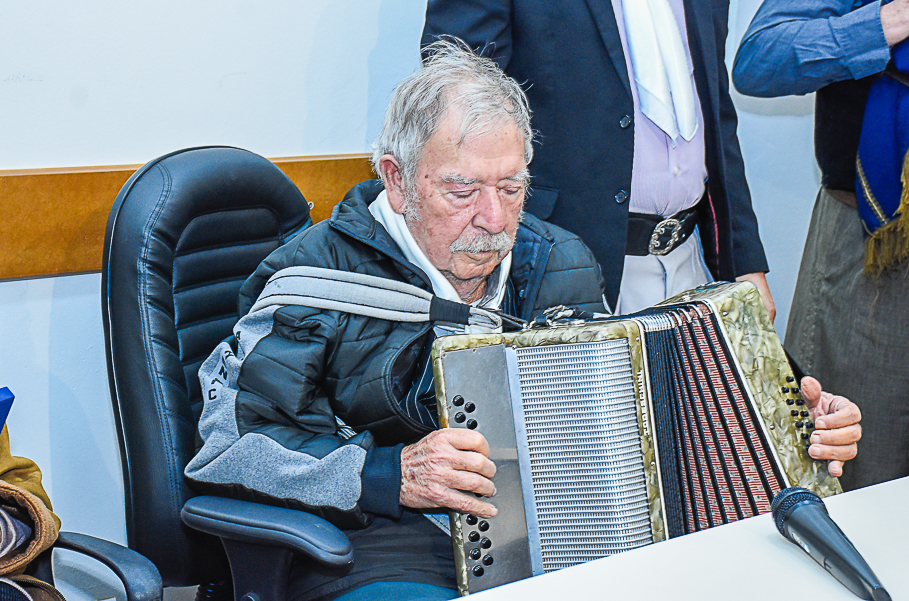 Músico Arnóbio Bilia recebe a Ordem da Cruz Missioneira