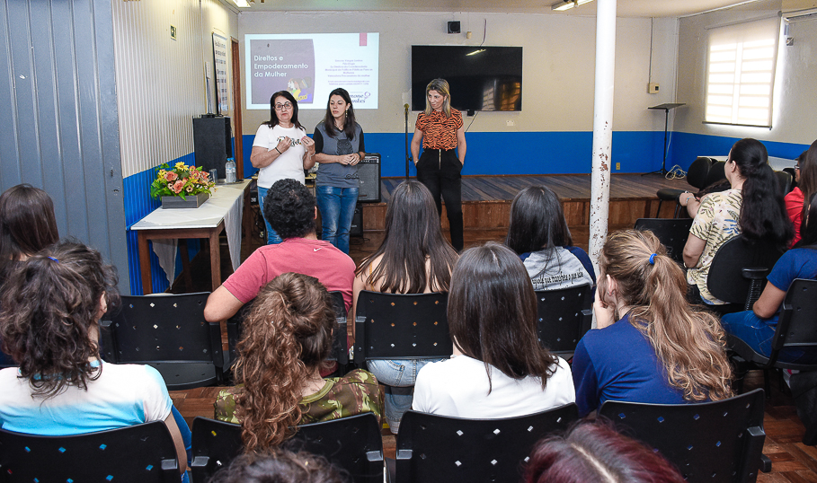 Procuradoria da Mulher realiza palestra sobre o papel da mulher na sociedade atual