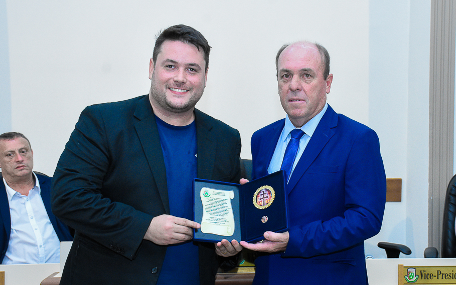 Legislativo homenageia Elso Everling com a Ordem da Cruz Missioneira