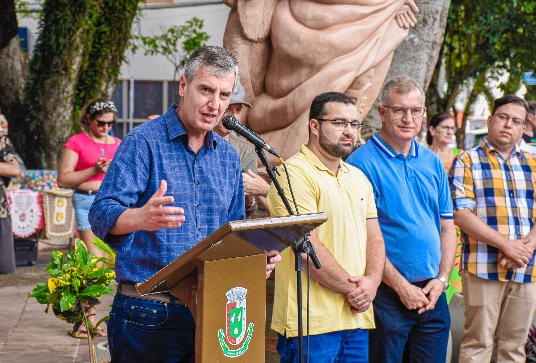 Inaugurada no último domingo, 26,  na Praça Leônidas Ribas a escultura de Santo Ângelo Custódio, o Anjo da Guarda