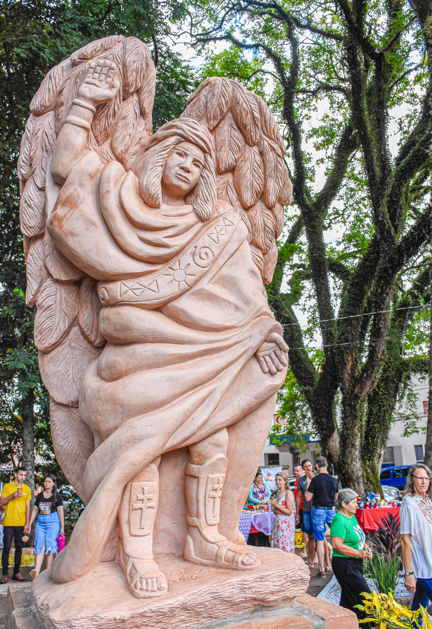 Inaugurada no último domingo, 26,  na Praça Leônidas Ribas a escultura de Santo Ângelo Custódio, o Anjo da Guarda