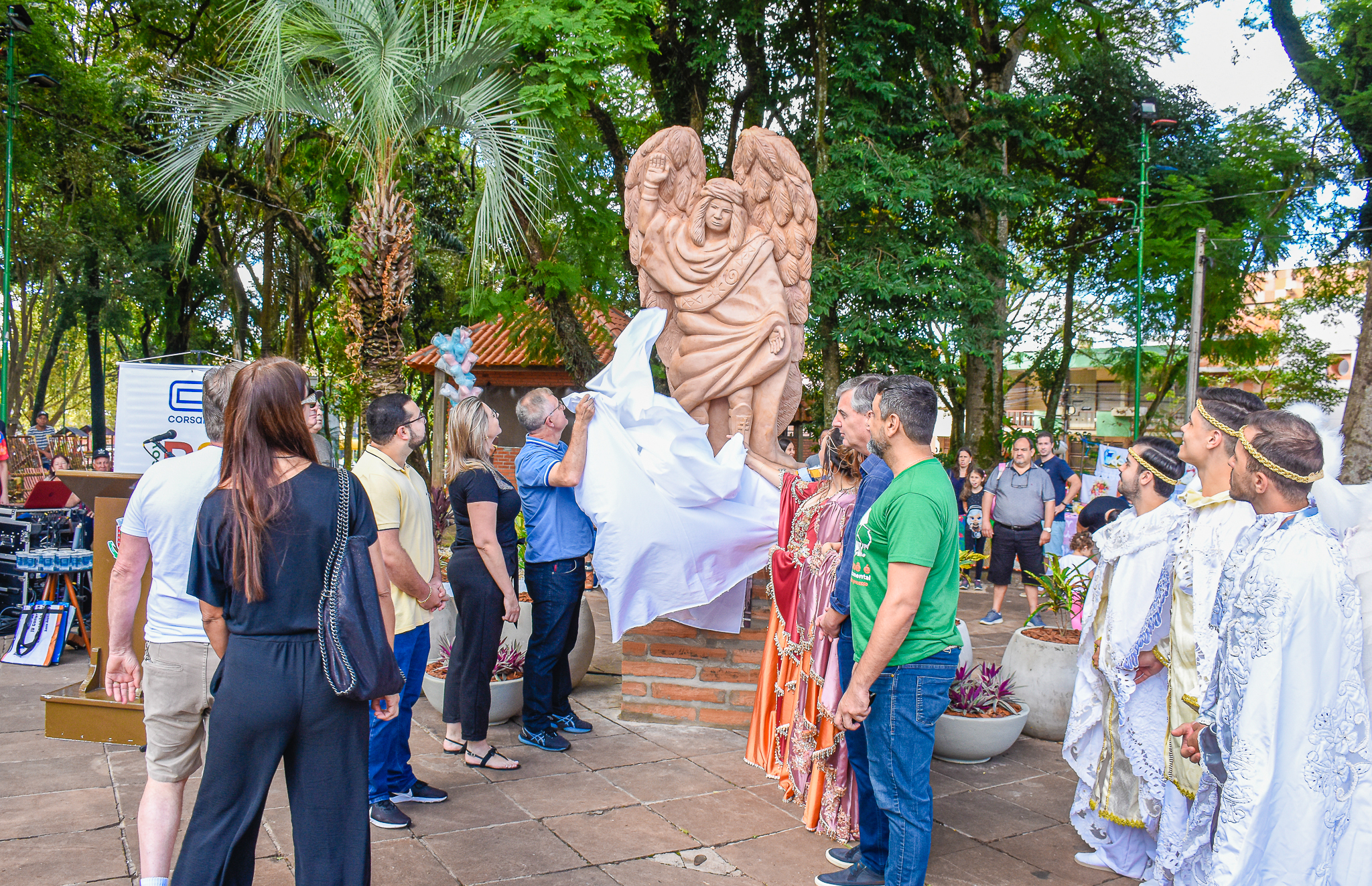 Inaugurada no último domingo, 26,  na Praça Leônidas Ribas a escultura de Santo Ângelo Custódio, o Anjo da Guarda