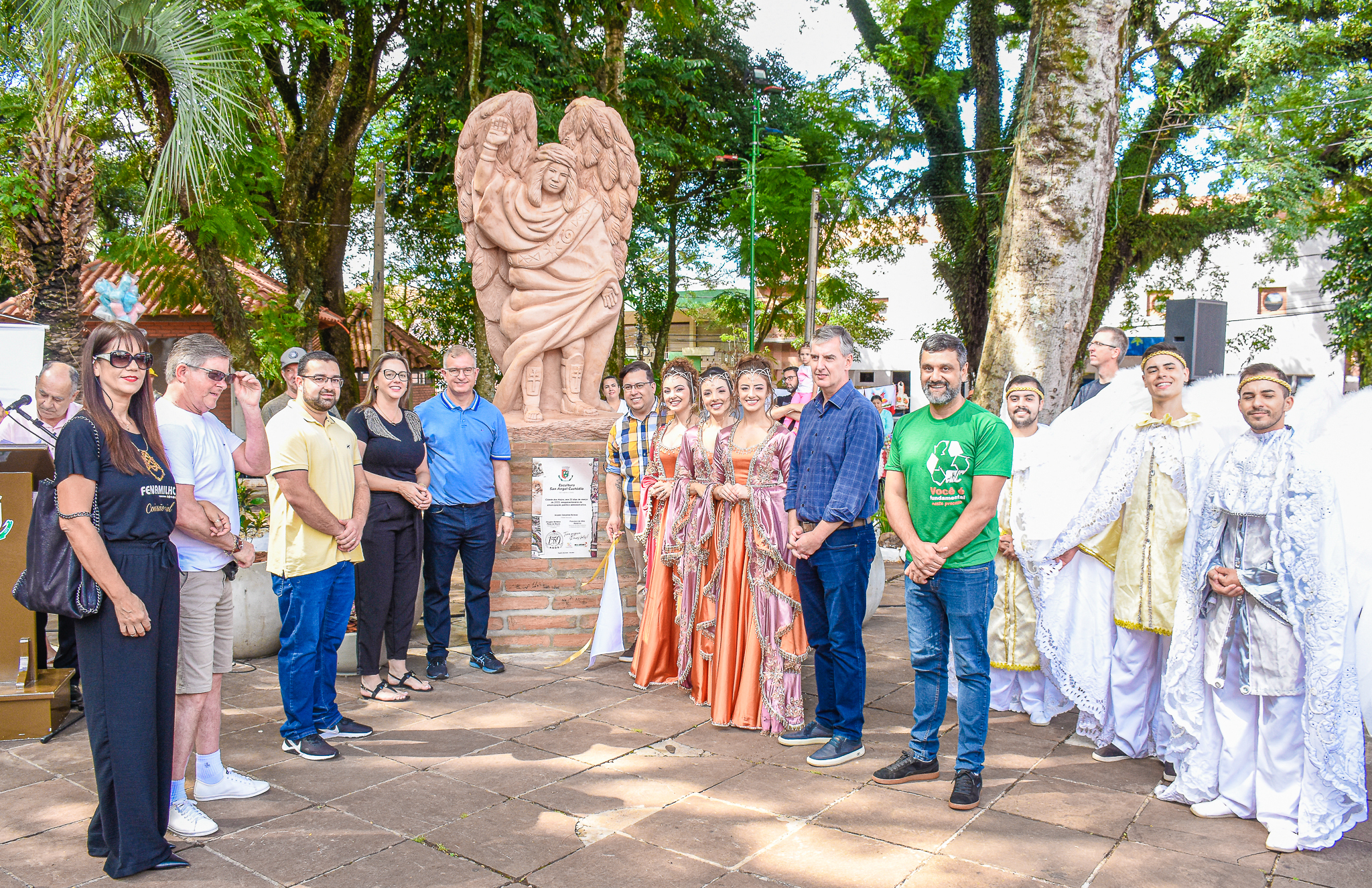 Inaugurada no último domingo, 26,  na Praça Leônidas Ribas a escultura de Santo Ângelo Custódio, o Anjo da Guarda