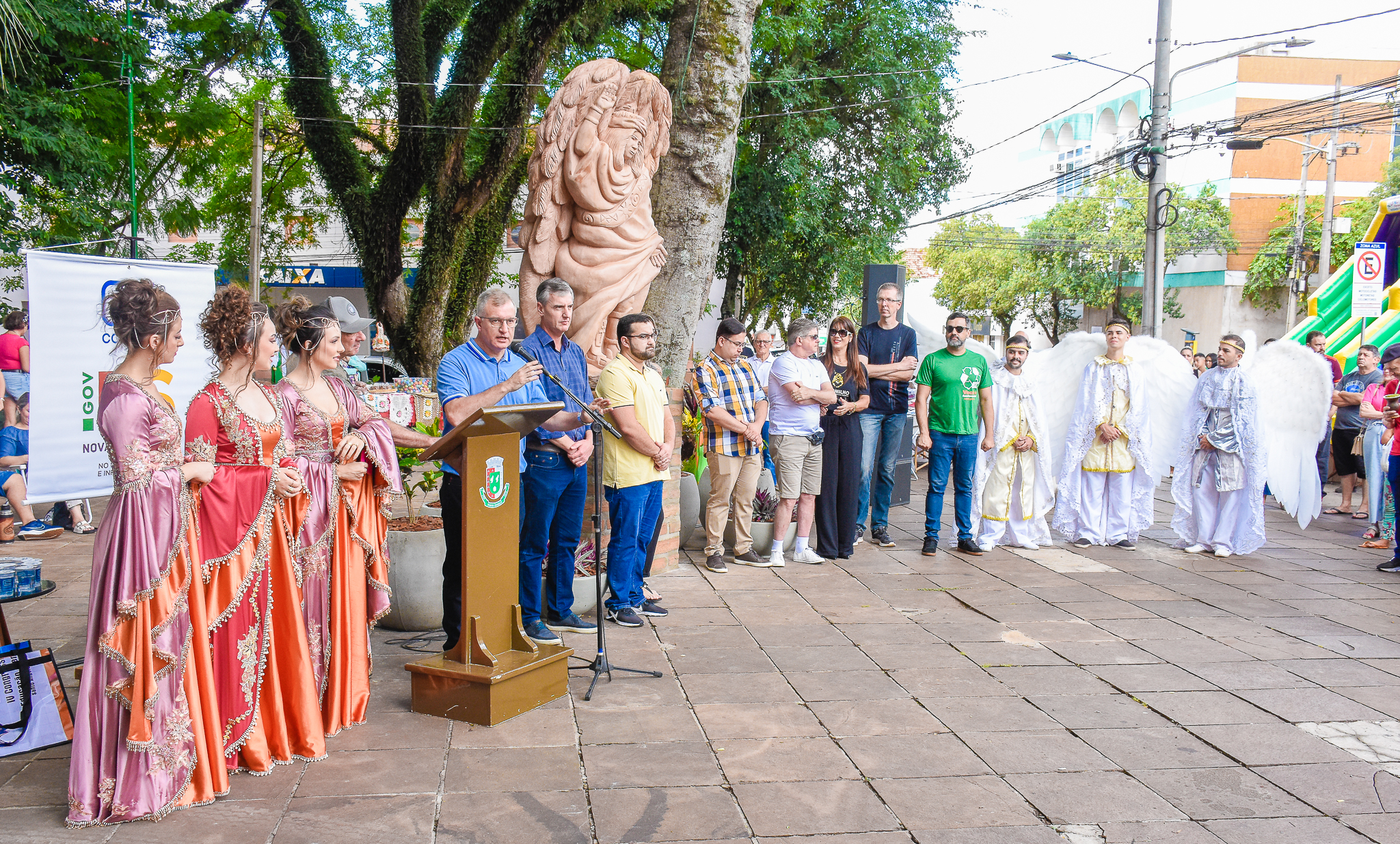Inaugurada no último domingo, 26,  na Praça Leônidas Ribas a escultura de Santo Ângelo Custódio, o Anjo da Guarda
