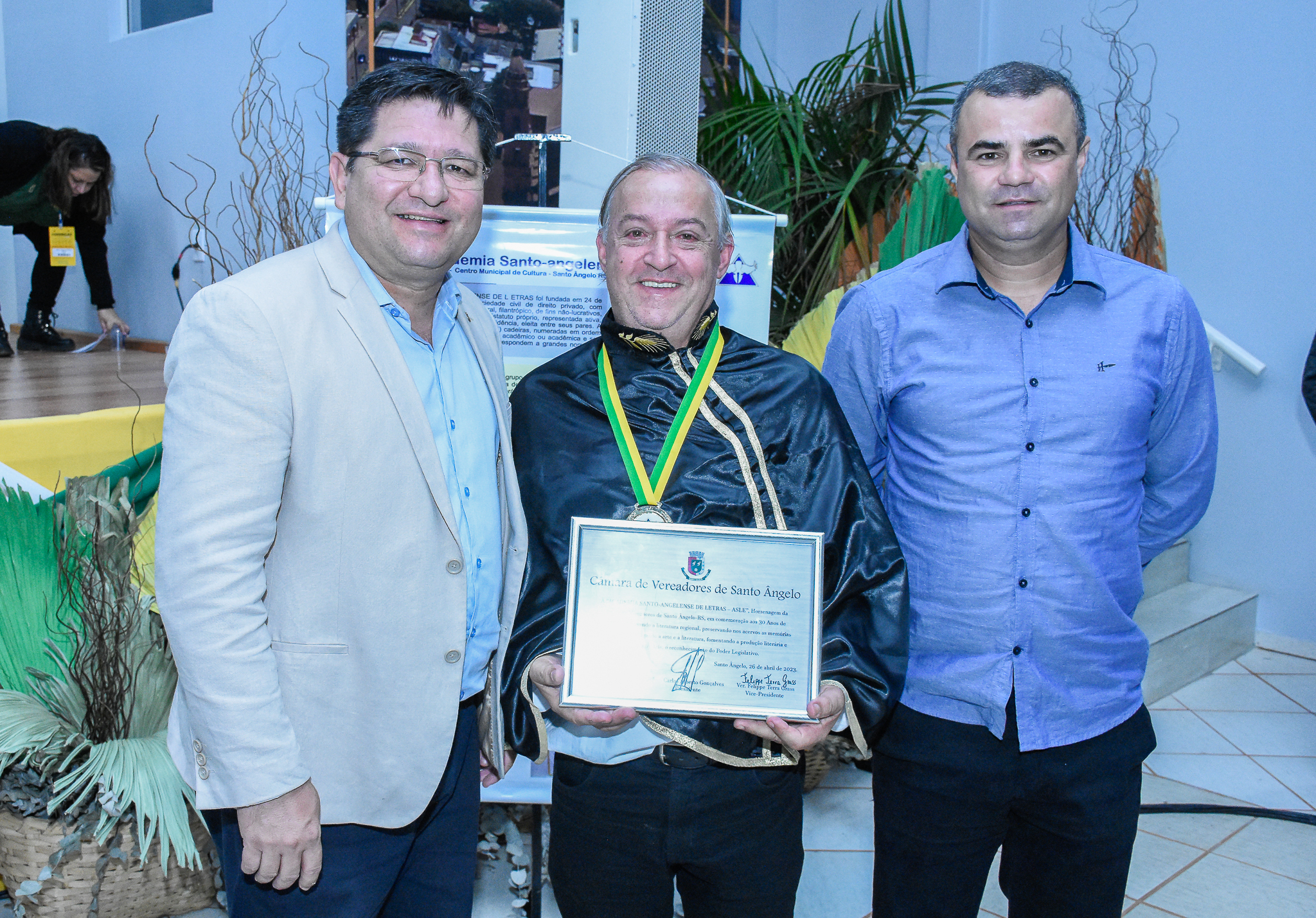 Legislativo realizou sessão especial em homenagem aos 30 anos da Academia Santo-Angelense de Letras 
