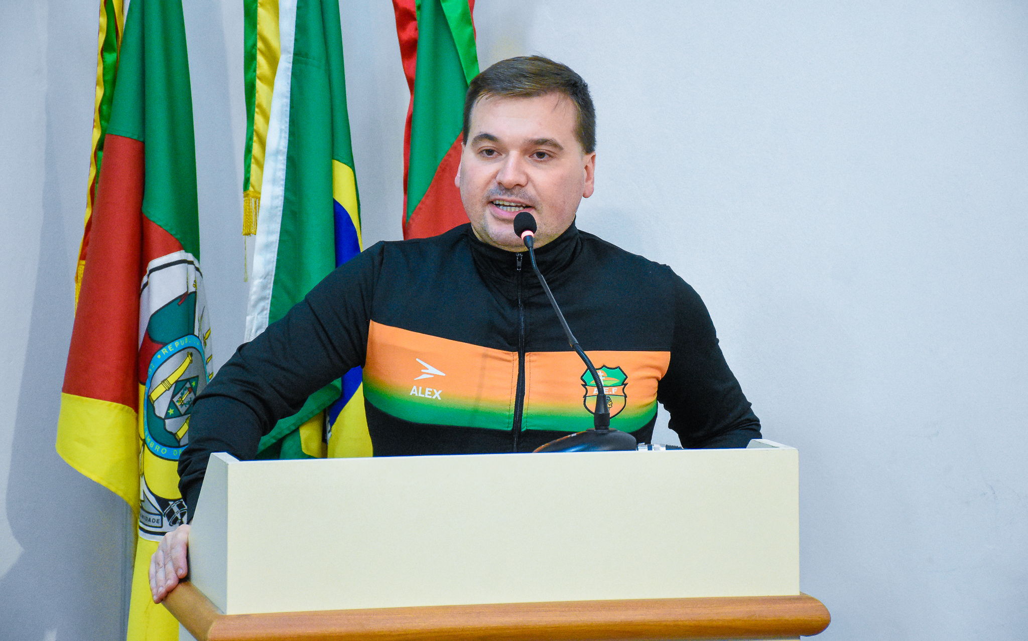 Alex Klaic representante da Associação Entre-Ijuís Futsal fez uso do espaço destinado às entidades