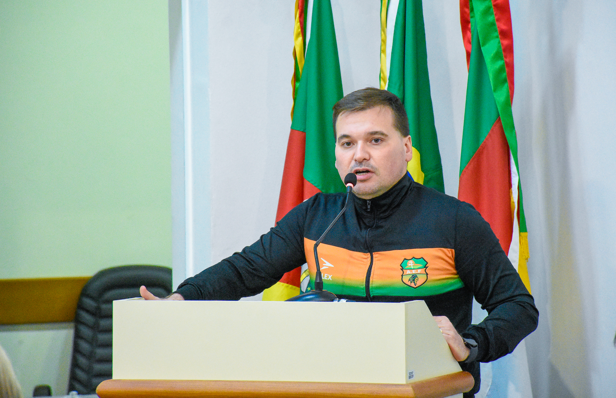 Alex Klaic representante da Associação Entre-Ijuís Futsal fez uso do espaço destinado às entidades