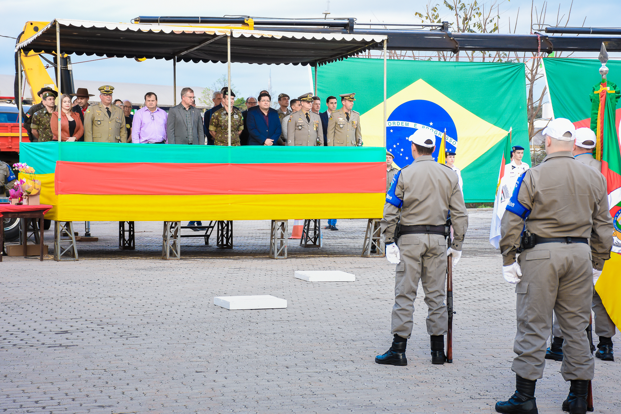 Presidente do Legislativo  Carlos Gonçalves prestigiou a solenidade de troca de comando do 7º RPMon