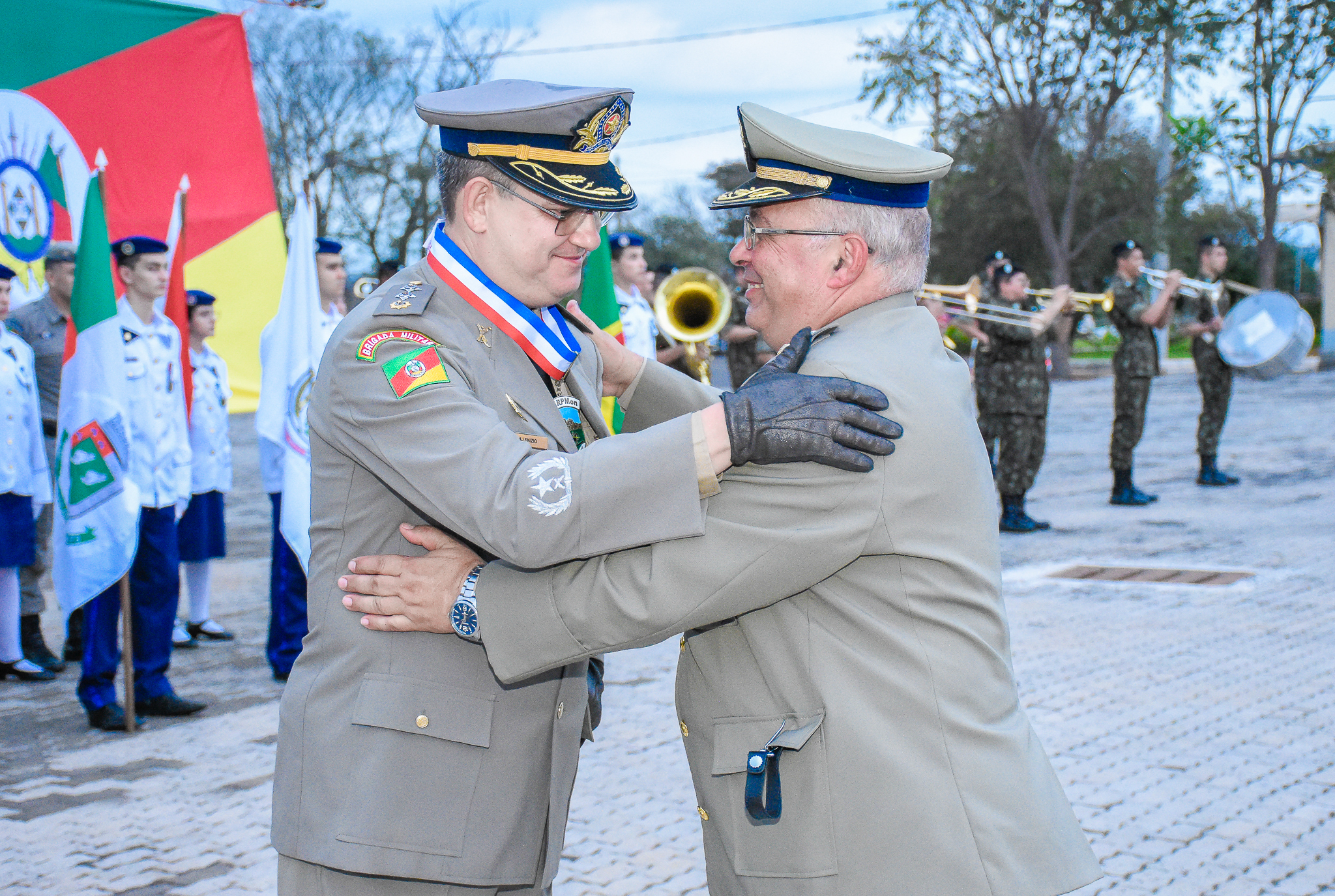Presidente do Legislativo  Carlos Gonçalves prestigiou a solenidade de troca de comando do 7º RPMon