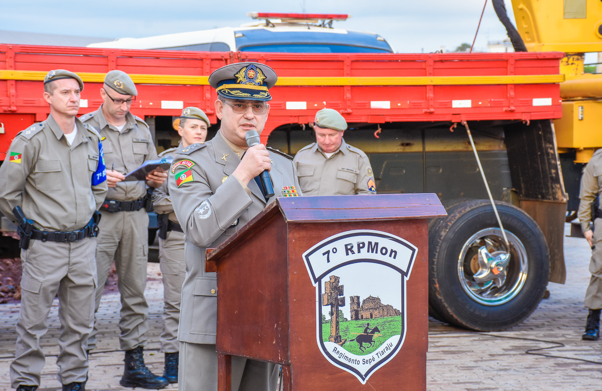 Presidente do Legislativo  Carlos Gonçalves prestigiou a solenidade de troca de comando do 7º RPMon