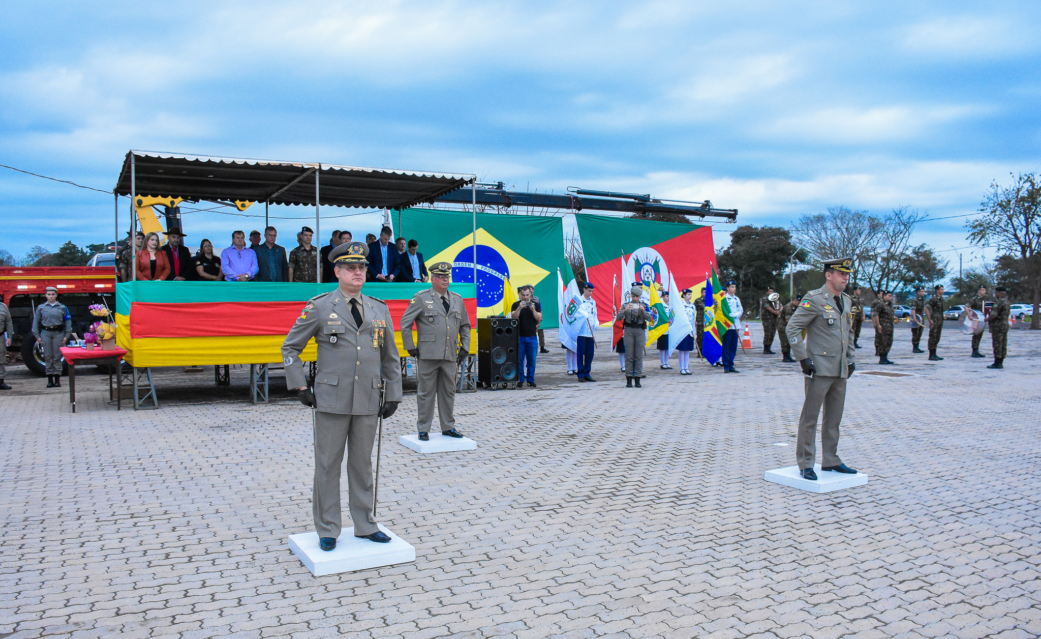 Presidente do Legislativo  Carlos Gonçalves prestigiou a solenidade de troca de comando do 7º RPMon