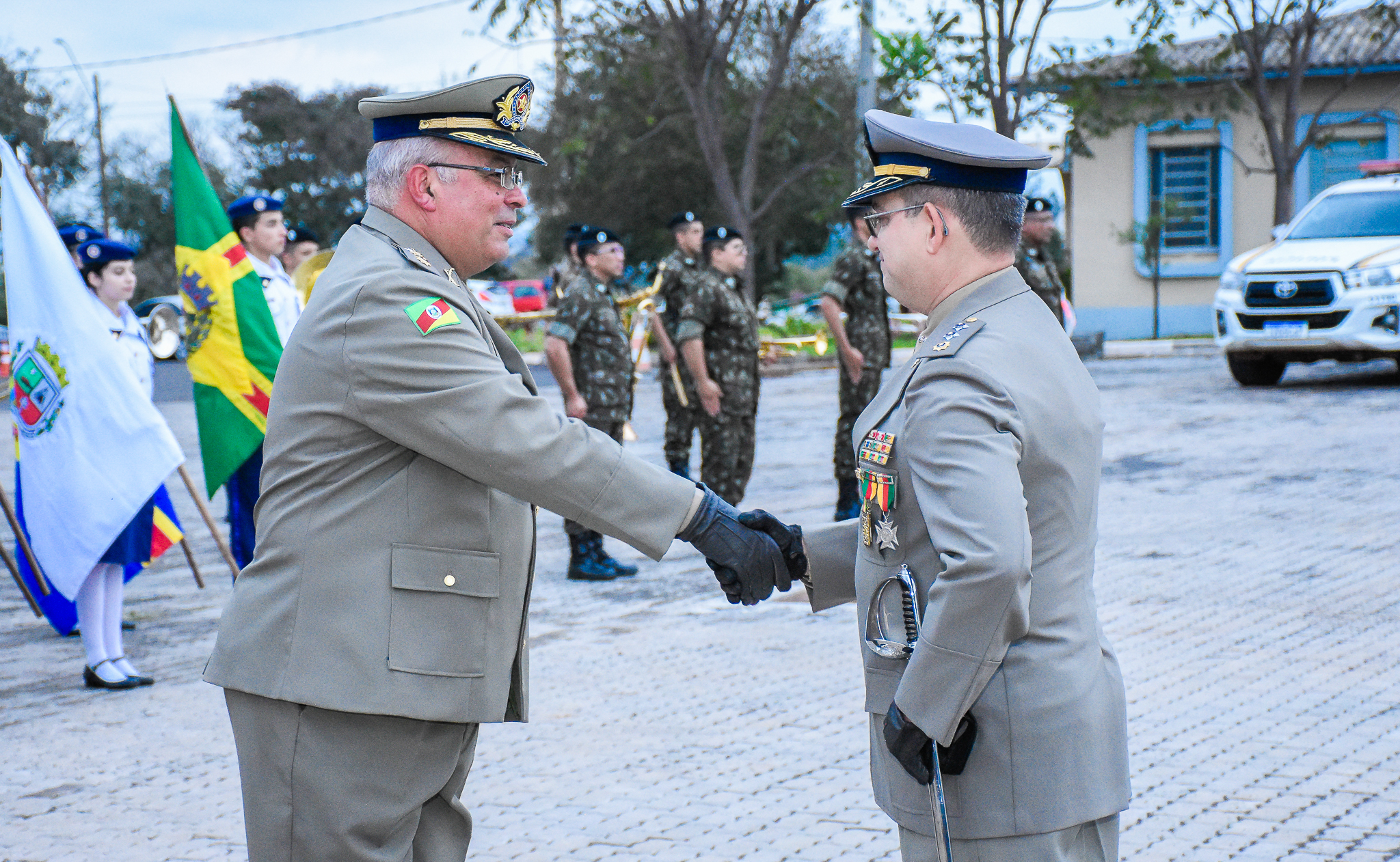 Presidente do Legislativo  Carlos Gonçalves prestigiou a solenidade de troca de comando do 7º RPMon