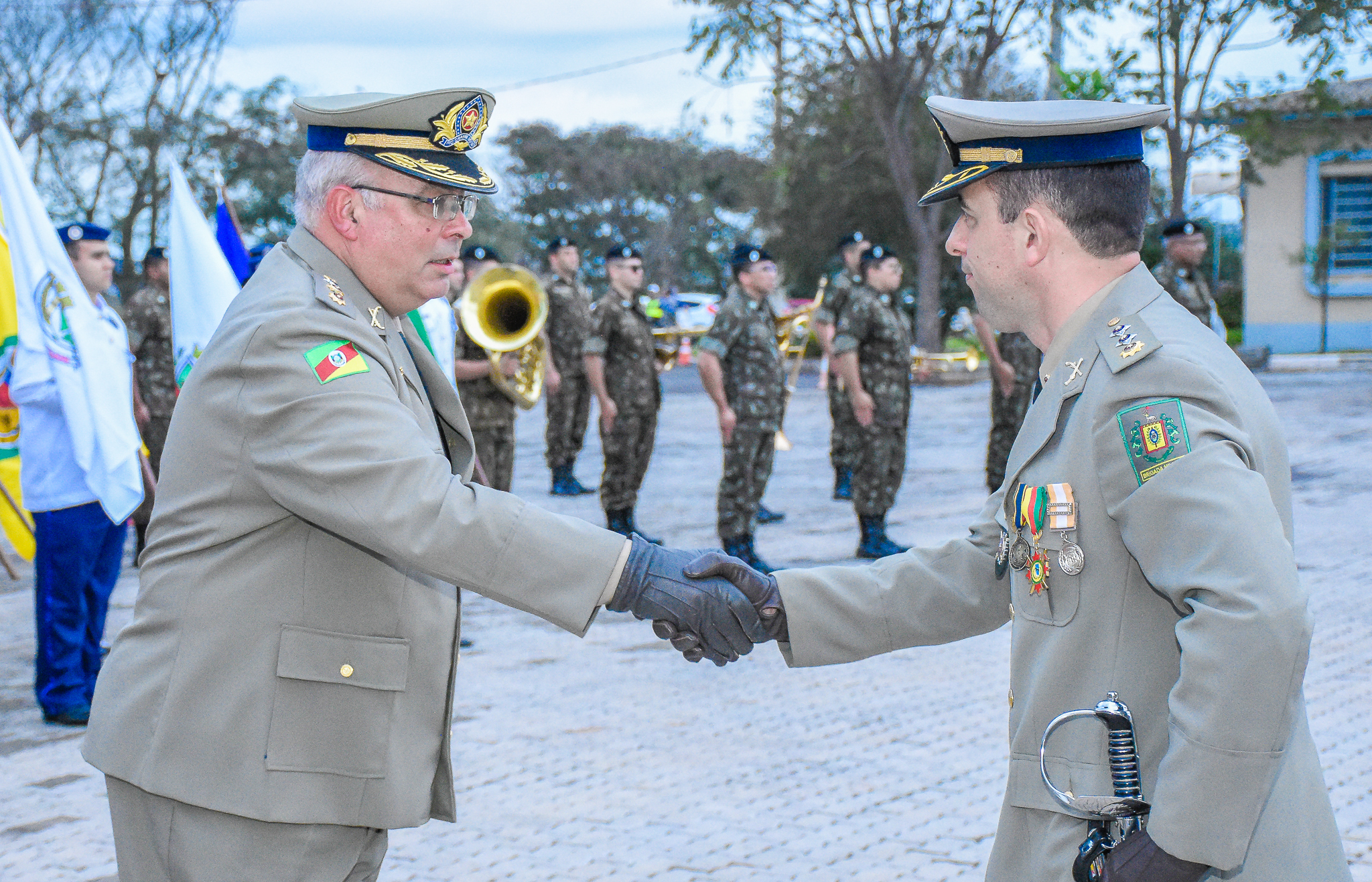 Presidente do Legislativo  Carlos Gonçalves prestigiou a solenidade de troca de comando do 7º RPMon