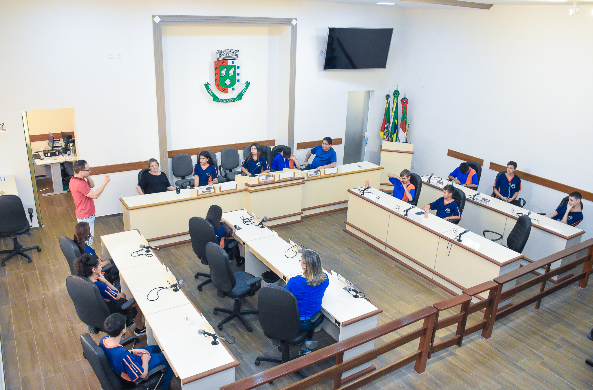 Alunos do 9º ano da Escola Unírio Carrera Machado - CIEP visitaram as dependências da Câmara de Vereadores