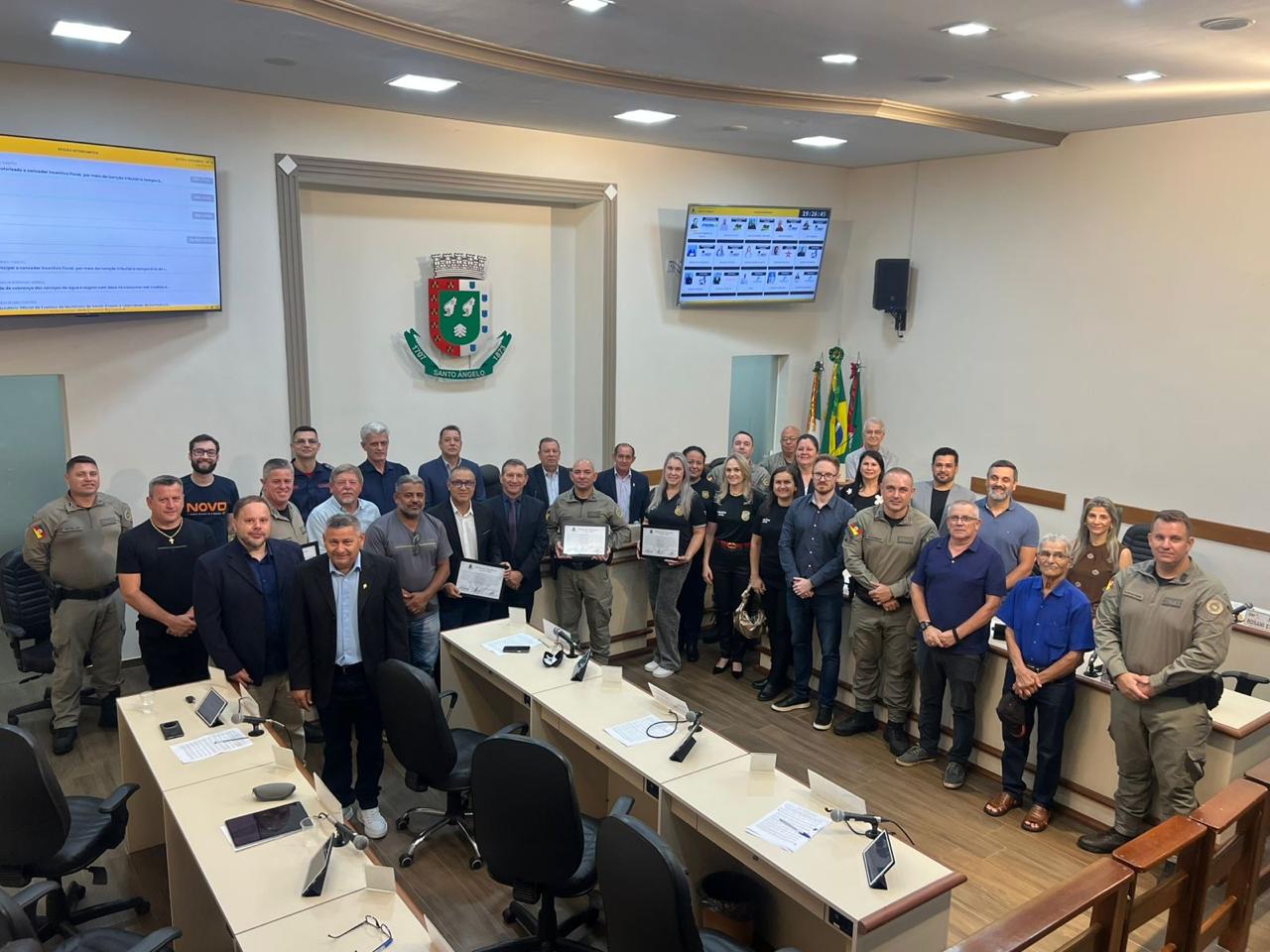 Legislativo presta homenagem a policiais civis e militares em sessão especial