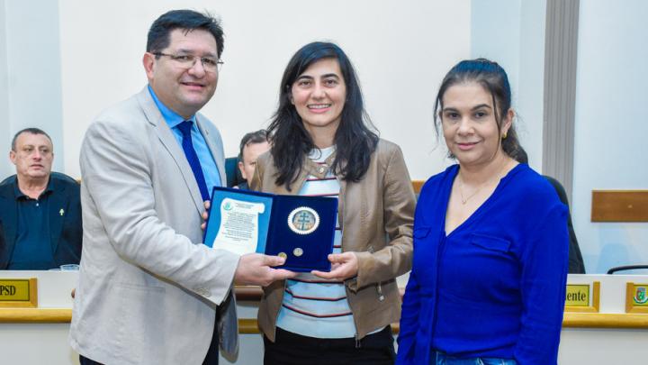 Eleita melhor jogadora de futsal do mundo, Lucil&eacute;ia Minuzzo, recebe a Ordem da Cruz Missioneira 