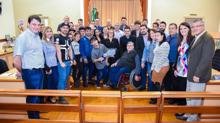 C&acirc;mara de Vereadores presta homenagem ao atleta Anderson Oliveira e aos profissionais da &aacute;rea de Educa&ccedil;&atilde;o F&iacute;sica