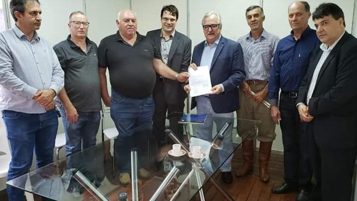 Vereador Rodrigo Trevisan entrega pedido de pavimenta&ccedil;&atilde;o do Distrito da Buriti durante a Fenamilho