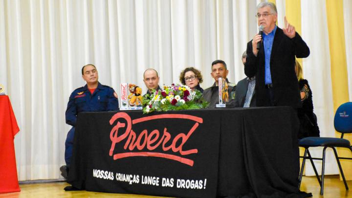 C&acirc;mara acompanha a formatura das 526 crian&ccedil;as no Programa Educacional de Resist&ecirc;ncia as Drogas e Viol&ecirc;ncia