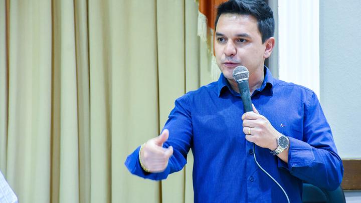 Vereador Vin&iacute;cus Makvitz requer reuni&atilde;o para dialogar sobre abertura do com&eacute;rcio aos domingos