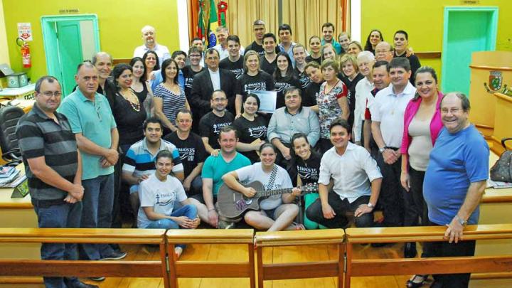Legislativo Municipal presta homenagem ao Movimento de Ema&uacute;s pelos seus 35 anos de atua&ccedil;&atilde;o na Diocese de Santo &Acirc;ngelo