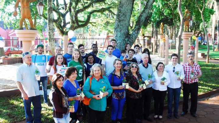 Estudantes promovem melhorias no parque da Pra&ccedil;a Pinheiro Machado &ndash; Centro Hist&oacute;rico de Santo &Acirc;ngelo  