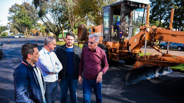 Vereadores Maur&iacute;cio Loureiro e Vin&iacute;cius Makvitz conferem obras no bairro Subuski 