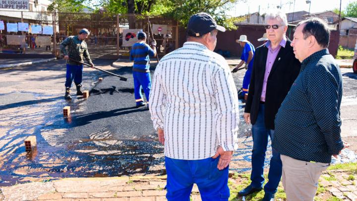 Solicita&ccedil;&atilde;o do Presidente da C&acirc;mara, Adolar Queiroz, &eacute; atendida e faixa elevada come&ccedil;a a ser instalada em frente ao IEE Od&atilde;o Felippe Pippi