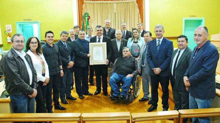 Poder Legislativo confere t&iacute;tulo de Cidadania Honor&aacute;ria ao m&eacute;dico cirurgi&atilde;o Jos&eacute; Novicki Mustaf&aacute;