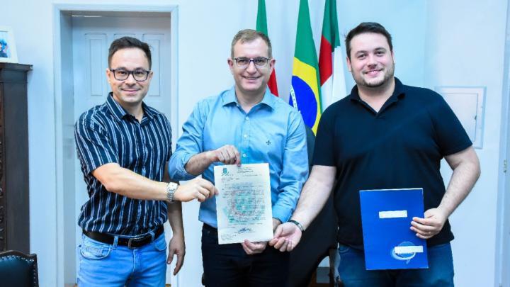 Presidente Maur&iacute;cio Loureiro formaliza pedido de novo pr&eacute;dio para a C&acirc;mara de Vereadores