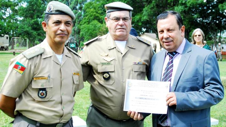 Vereador Osvaldir Ribeiro de Souza recebe homenagem da Brigada Militar
