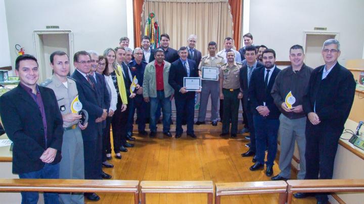 Sess&atilde;o Solene no Legislativo  presta homenagem ao Policial Civil e Militar 