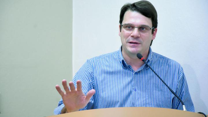 V&iacute;deos publicados em redes sociais e sites do Poder Executivo e Legislativo Municipal dever&atilde;o ter tradu&ccedil;&atilde;o simult&acirc;nea em libras
