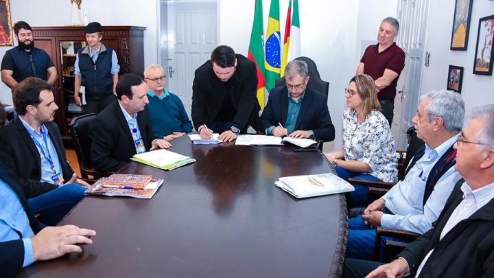 Legislativo presente em assinatura de conv&ecirc;nio com a Caixa para ilumina&ccedil;&atilde;o p&uacute;blica