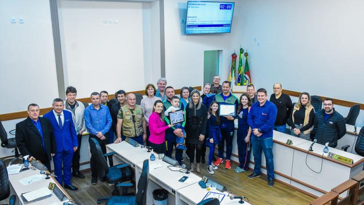 Atletas santo-angelenses do Kettlebell Sport s&atilde;o homenageados pelo Legislativo 