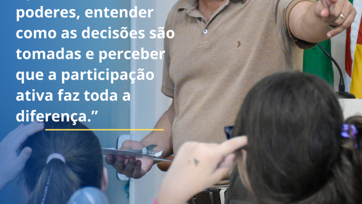 Alunos do 4&ordm; ano do ensino fundamental da escola URI Santo &Acirc;ngelo visitam o Legislativo