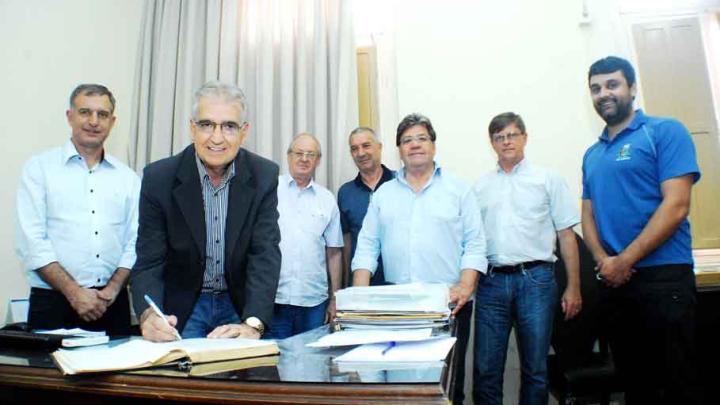 Presidente da C&acirc;mara, Adolar Queiroz, assume a chefia do Executivo