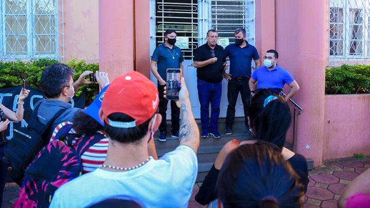 Protesto contra veto ao projeto que trata da causa animal &eacute; registrado em frente &agrave; Casa Legislativa