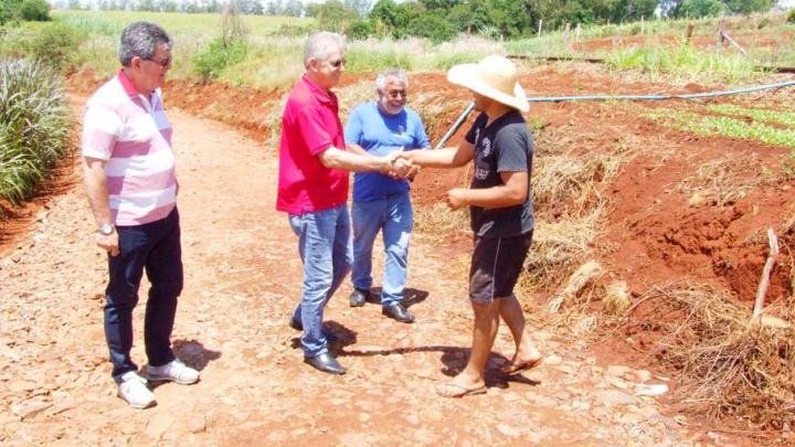 Presidente da C&acirc;mara, Adolar Queiroz, confere resultado das obras em vias do bairro Industrial