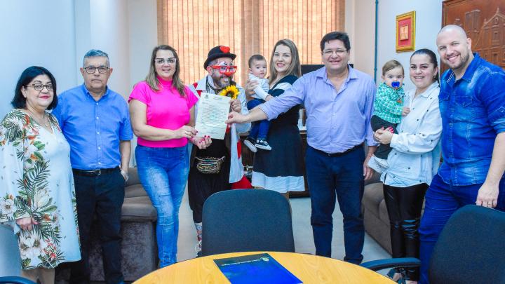 Presidente  Carlos Gon&ccedil;alves e a vereadora Jacqueline Possebom realizaram  entrega da mo&ccedil;&atilde;o de aplauso ao Palha&ccedil;o Leleco