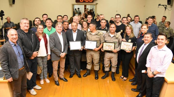 Pol&iacute;cia Civil e Brigada Militar recebem homenagem no Legislativo Municipal