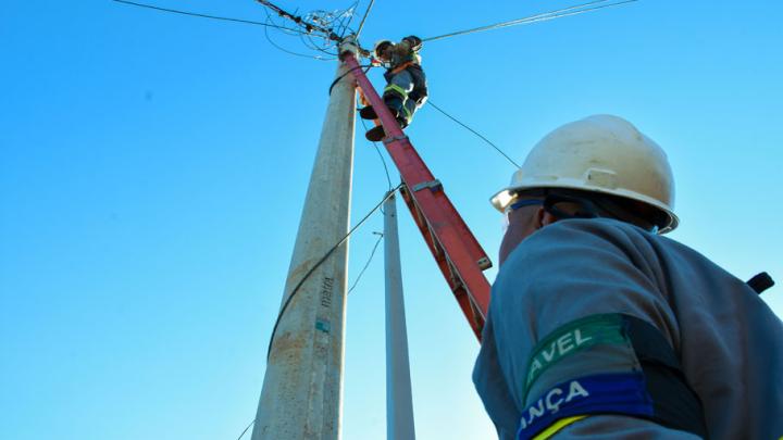 Iniciam as liga&ccedil;&otilde;es dos novos pontos de energia no bairro Neri Cavalheiro
