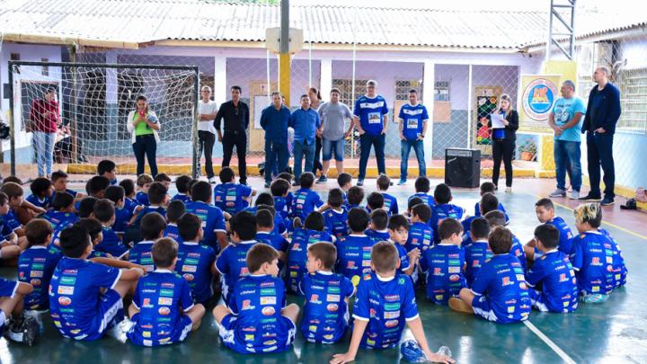 Legislativo acompanha entrega de novos uniformes a crian&ccedil;as do projeto social da ASAF 