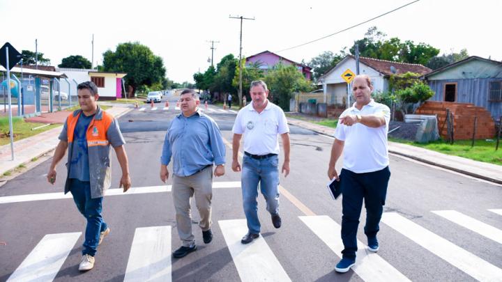 Governo Municipal atende solicita&ccedil;&atilde;o da C&acirc;mara e instala Faixa Elevada em frente &agrave; Creche do Bairro Cristal