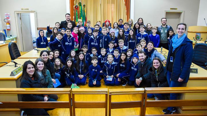 Presidente do Legislativo recebe demandas de alunos do 5&ordm; ano do Col&eacute;gio Marista