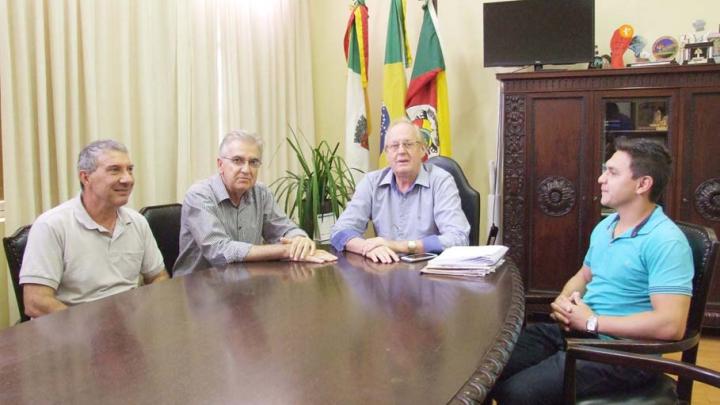 Presidente da C&acirc;mara, Adolar Queiroz e vereador Vin&iacute;cius Makvitz mant&ecirc;m audi&ecirc;ncia com o Prefeito em exerc&iacute;cio, Bruno Hesse