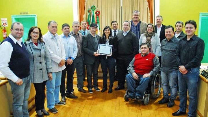 Vereadores prestam homenagem para a santo-angelense eleita melhor jogadora do mundo